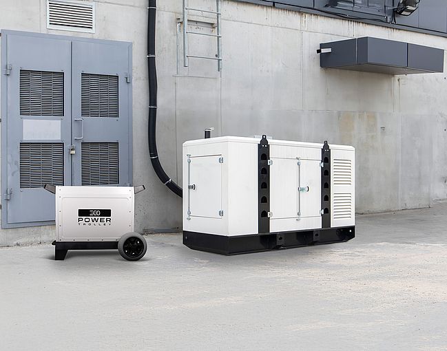ecoPowerTrolley im Grössenvergleich zu einem Dieselgenerator