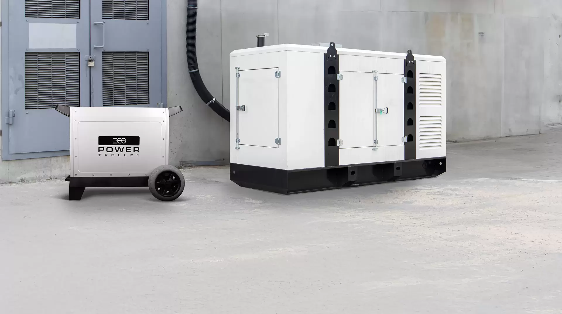 ecoPowerTrolley im Grössenvergleich zu einem Dieselgenerator