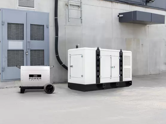 ecoPowerTrolley im Grössenvergleich zu einem Dieselgenerator