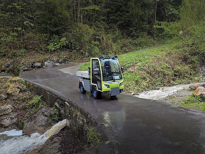 Elektrifiziertes Kommunalfahrzeug der Viktor Meili AG auf einer Bergstrasse