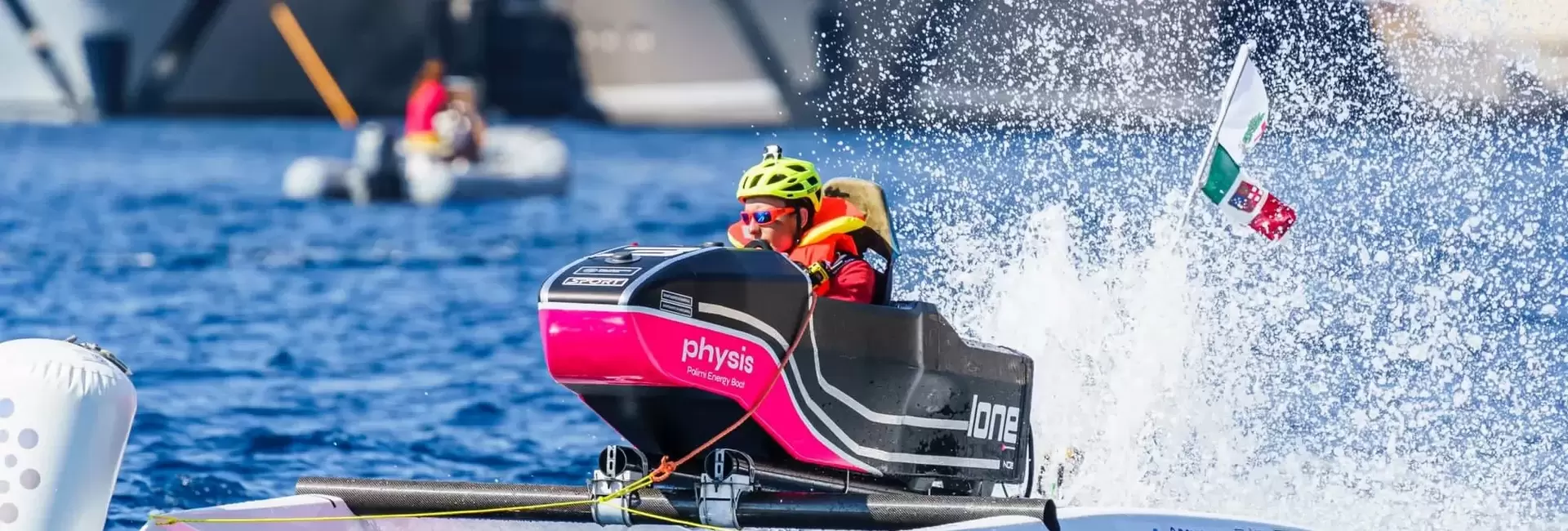 Der Prototyp des Polimi Energy Boats ist ein elektrischer Katamaran, der von einer Lithium-Ionen-Batterie von ecovolta und einer Wasserstoff-PEM-Brennstoffzelle angetrieben wird