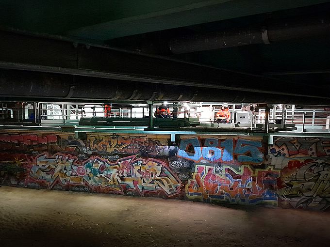 ecoPowerTrolley im Einsatz unterhalb einer Bahnlinie