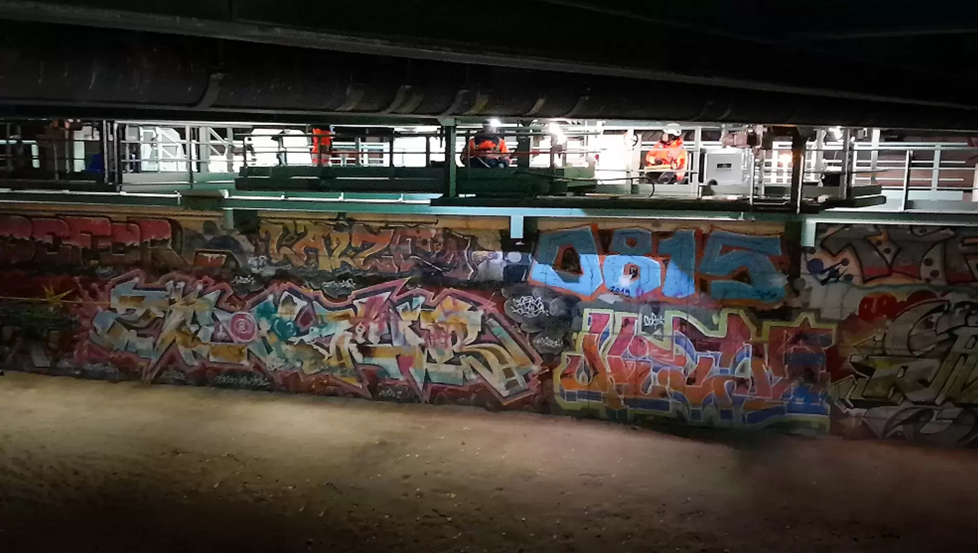 ecoPowerTrolley im Einsatz unterhalb einer Bahnlinie