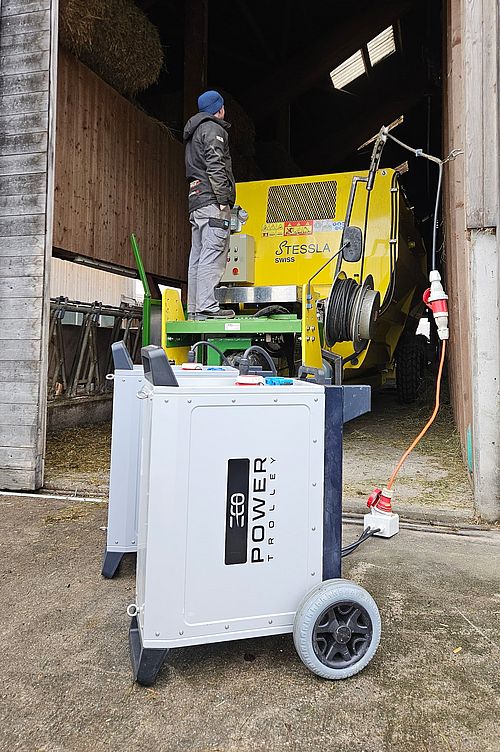 zwei ecoPowerTrolley im Einsatz auf einem Landwirtschaftsbetrieb 