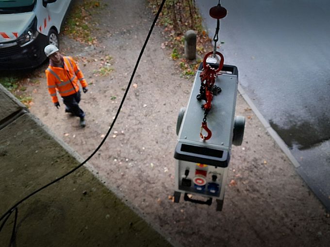 coPowerTrolley wird auf ein Brückenuntersichtfahrzeug gehoben