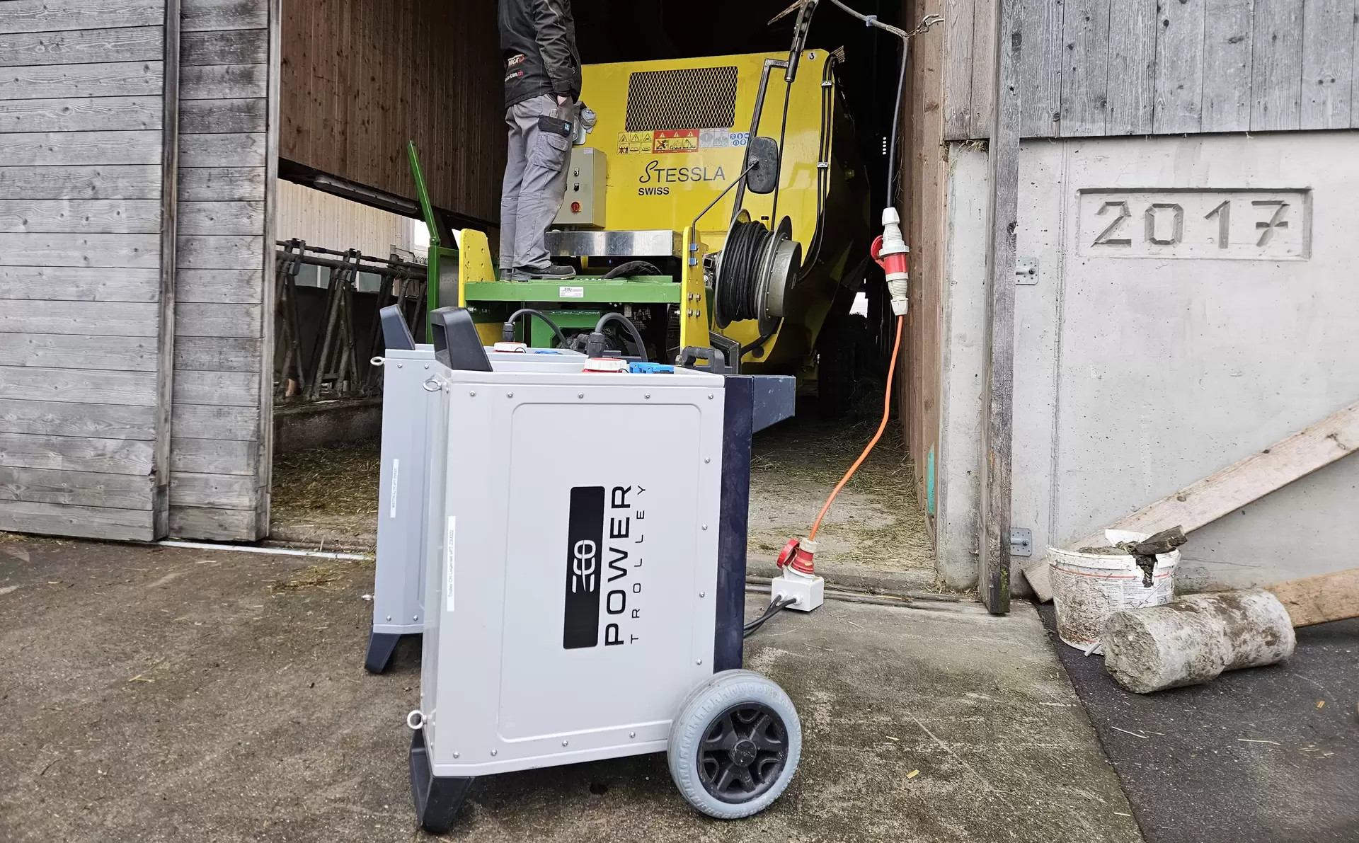 zwei ecoPowerTrolley im Einsatz auf einem Landwirtschaftsbetrieb