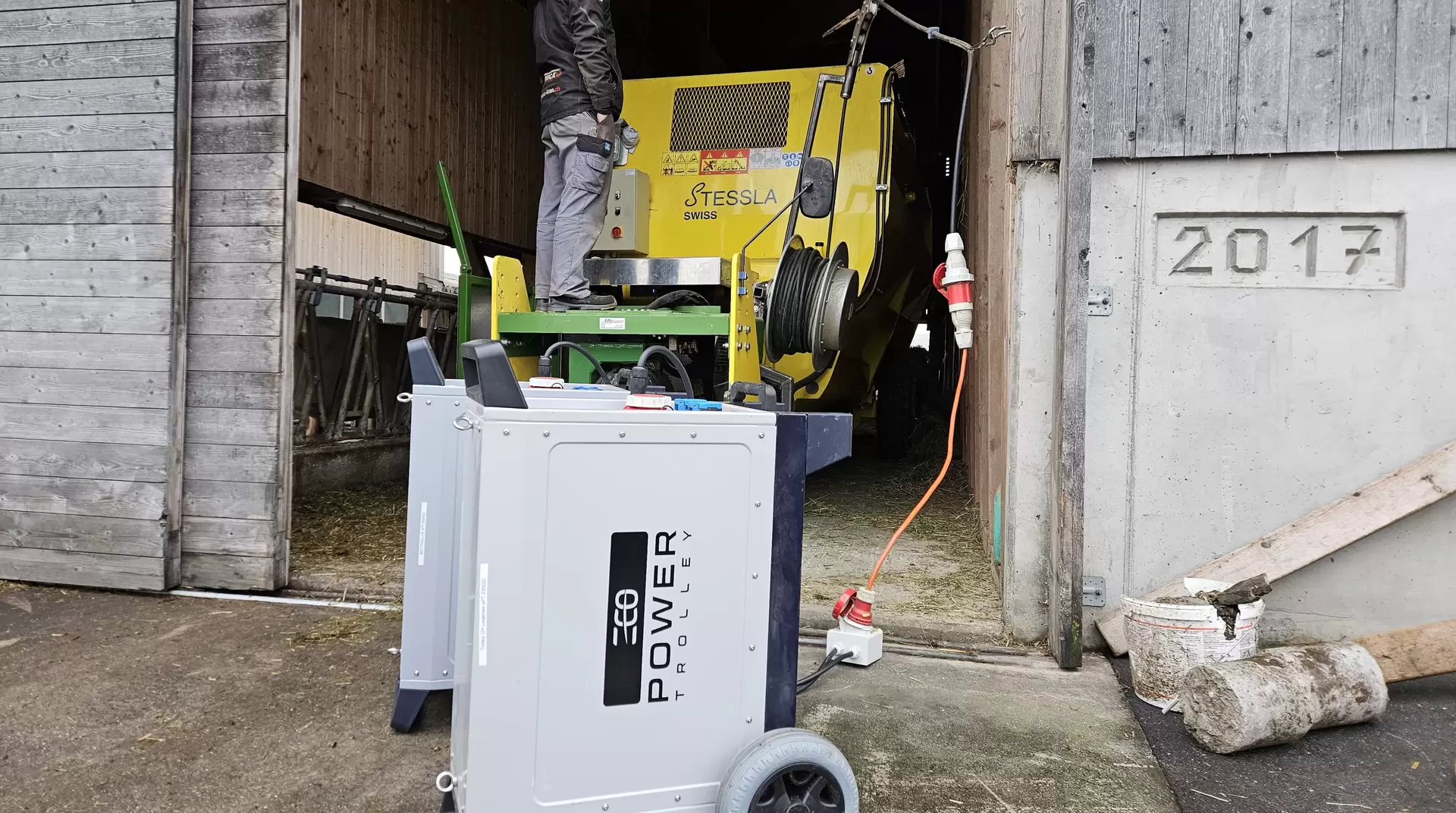 zwei ecoPowerTrolley im Einsatz auf einem Landwirtschaftsbetrieb 