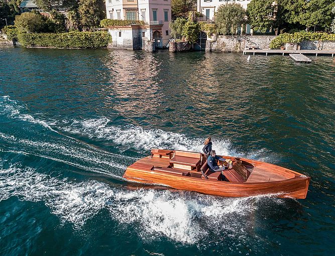 e-Communter Holzboot von Ernesto Riva im Einsatz auf dem See