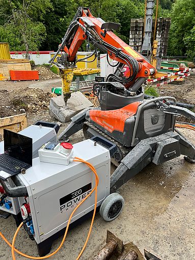 Nahaufnahme ecoPowerTrolleys im Parallelmodus mit Power für eine Baumaschine