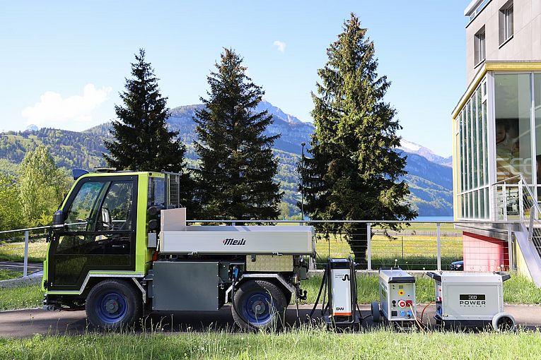 Elektrifiziertes Kommunalfahrzeug der Viktor Meili AG beim Laden im Parallmodus mit dem ecoPowerTrolley