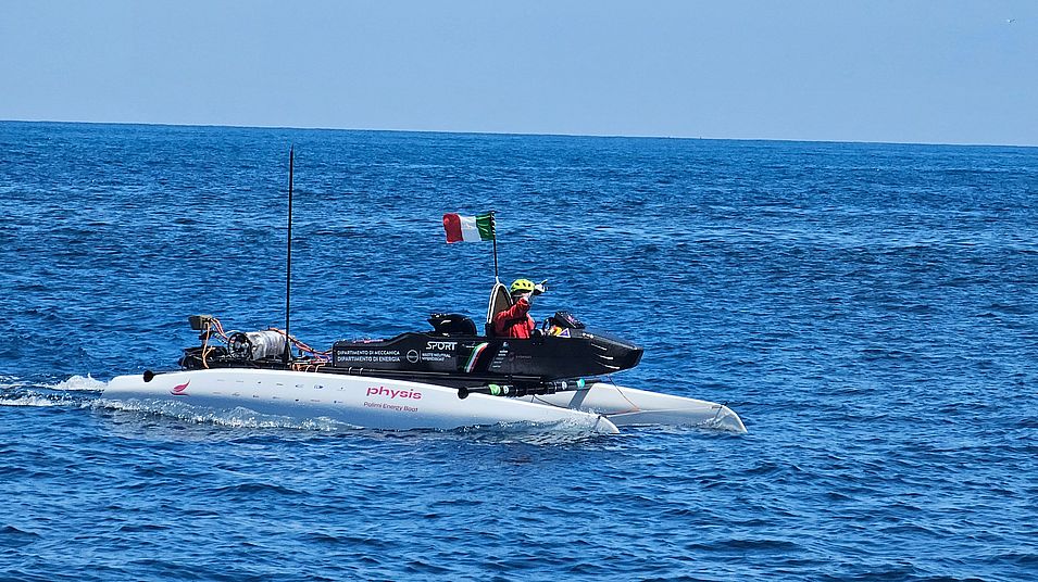 Der Prototyp des Polimi Energy Boats ist ein elektrischer Katamaran, der von einer Lithium-Ionen-Batterie und einer Wasserstoff-PEM-Brennstoffzelle angetrieben wird