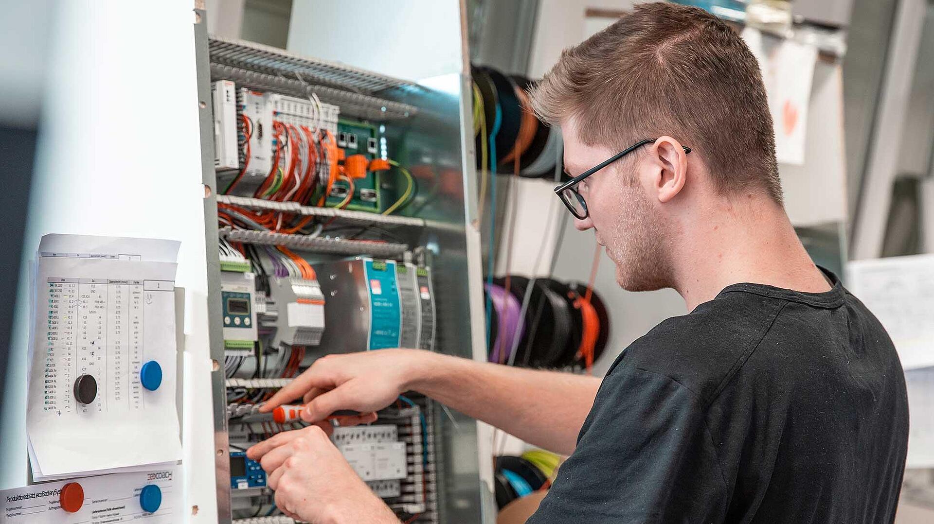Produktion eines ecoBatterySystem, der stationäre Batteriespeicher von ecocoach AG